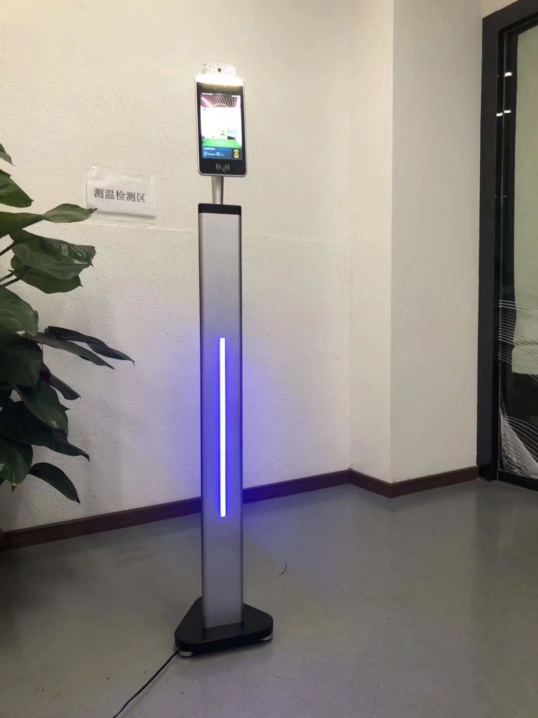 立式測溫人臉識別通行設備